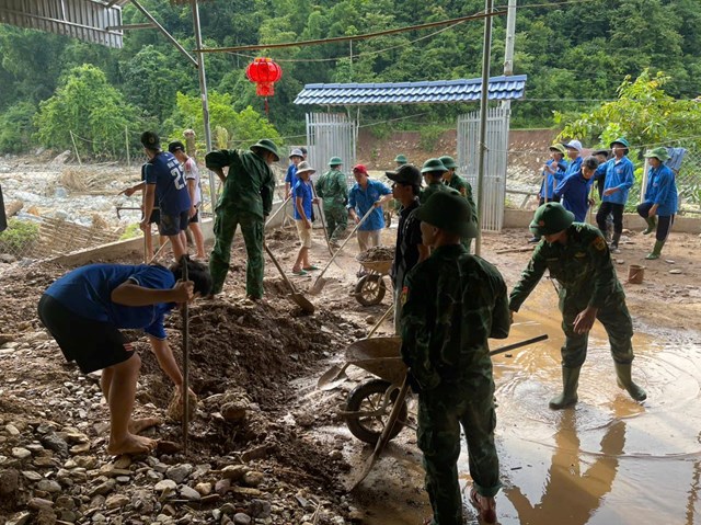 Bộ đội Bi&ecirc;n ph&ograve;ng gi&uacute;p b&agrave; con x&atilde; Nh&ocirc;n Mai