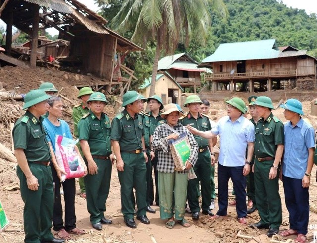 Đo&agrave;n c&ocirc;ng t&aacute;c của Bộ Tư lệnh BĐBP do Trung tướng L&ecirc; Đức Th&aacute;i, Ủy vi&ecirc;n Trung ương Đảng, Ủy vi&ecirc;n Qu&acirc;n ủy Trung ương, Tư lệnh BĐBP c&ugrave;ng đo&agrave;n c&ocirc;ng t&aacute;c đến thăm, động vi&ecirc;n, tặng qu&agrave; qu&acirc;n v&agrave; d&acirc;n v&ugrave;ng lũ tỉnh Nghệ An