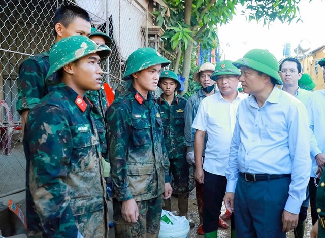 Đồng ch&iacute; L&ecirc; Hồng Vinh - Ph&oacute; B&iacute; thư Tỉnh ủy, Chủ tịch UBND tỉnh Nghệ An kiểm tra, động vi&ecirc;n c&ocirc;ng t&aacute;c khắc phục hậu quả lũ lụt do mưa lũ tại c&aacute;c x&atilde; Lượng Minh, Tương Dương v&agrave; x&atilde; bi&ecirc;n giới Mường T&iacute;p.