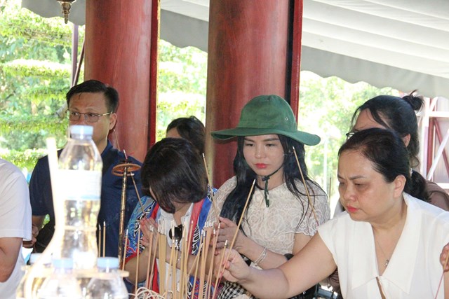 C&aacute;c đại biểu d&acirc;ng hương, d&acirc;ng hoa tại Khu Di t&iacute;ch lịch sử Quốc gia Tru&ocirc;ng Bồn.