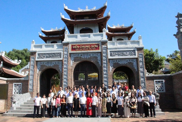 Đo&agrave;n đại biểu thăm Đền Chung Sơn &ndash; đền thờ gia ti&ecirc;n Chủ tịch Hồ Ch&iacute; Minh.