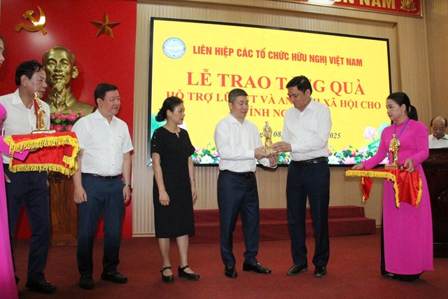 &Ocirc;ng Ho&agrave;ng Nghĩa Hiếu &ndash; Ph&oacute; B&iacute; thư Thường trực Tỉnh ủy, Chủ tịch HĐND tỉnh, Chủ tịch Li&ecirc;n hiệp C&aacute;c tổ chức hữu nghị tỉnh Nghệ An trao qu&agrave; lưu niệm tặng c&aacute;c đại biểu Li&ecirc;n hiệp C&aacute;c tổ chức hữu nghị Việt Nam.