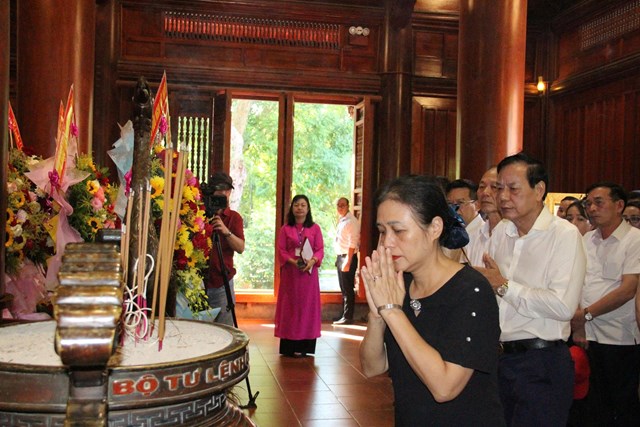 B&agrave; Nguyễn Phương Nga &ndash; Nguy&ecirc;n Chủ tịch Li&ecirc;n hiệp C&aacute;c tổ chức hữu nghị Việt Nam c&ugrave;ng đo&agrave;n c&ocirc;ng t&aacute;c d&acirc;ng hương tưởng niệm Chủ tịch Hồ Ch&iacute; Minh tại Khu Di t&iacute;ch Quốc gia đặc biệt Kim Li&ecirc;n.