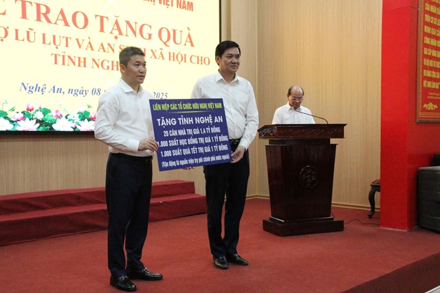 &Ocirc;ng Phan Anh Sơn &ndash; Chủ tịch Li&ecirc;n hiệp C&aacute;c tổ chức hữu nghị Việt Nam (tr&aacute;i) trao biển tượng trưng số tiền hỗ trợ tỉnh Nghệ An cho &ocirc;ng Ho&agrave;ng Nghĩa Hiếu &ndash; Ph&oacute; B&iacute; thư Thường trực Tỉnh ủy, Chủ tịch HĐND tỉnh, Chủ tịch Li&ecirc;n hiệp C&aacute;c tổ chức hữu nghị tỉnh Nghệ An.