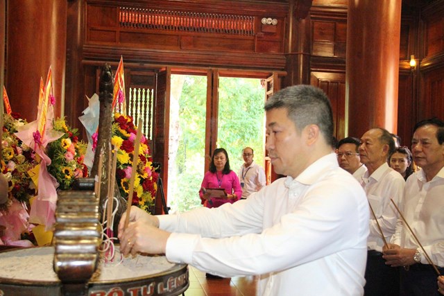 &Ocirc;ng Phan Anh Sơn &ndash; Chủ tịch Li&ecirc;n hiệp C&aacute;c tổ chức hữu nghị Việt Nam v&agrave; &ocirc;ng Nguyễn Ngọc H&ugrave;ng &ndash; Ph&oacute; Chủ tịch Li&ecirc;n hiệp, d&acirc;ng hương tưởng niệm Chủ tịch Hồ Ch&iacute; Minh tại Khu Di t&iacute;ch Quốc gia đặc biệt Kim Li&ecirc;n.