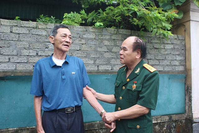 Đại t&aacute; Tạ Quang Dư thăm gia đ&igrave;nh &ocirc;ng Phạm Ngọc Hậu (x&oacute;m 6, phường Vinh Ph&uacute;, TP Vinh) &ndash; thương binh hạng 2/4, gia đ&igrave;nh gi&aacute;o d&acirc;n c&oacute; 3 người l&agrave; nạn nh&acirc;n chất độc da cam.