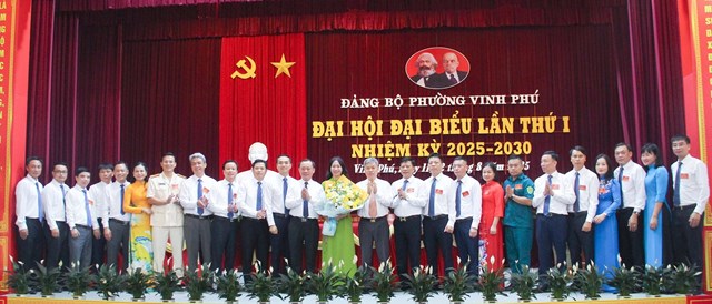 L&atilde;nh đạo Ban Tổ chức Trung ương v&agrave; tỉnh Nghệ An ch&uacute;c mừng Ban chấp h&agrave;nh Đảng bộ Phường Vinh Ph&uacute;