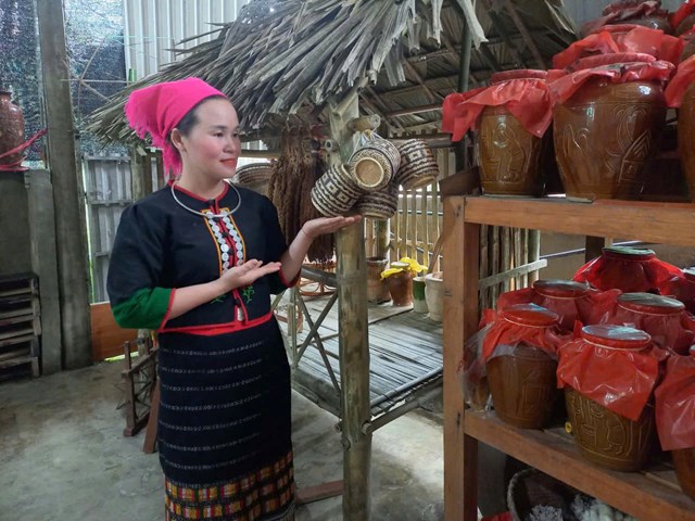 Mỗi gian h&agrave;ng của chị tại c&aacute;c hội chợ kh&ocirc;ng chỉ đơn thuần l&agrave; nơi b&aacute;n sản phẩm, m&agrave; c&ograve;n l&agrave; một kh&ocirc;ng gian giới thiệu văn h&oacute;a v&ugrave;ng cao. Ở đ&oacute; c&oacute; hương vị của n&uacute;i rừng, c&oacute; c&acirc;u chuyện về những người n&ocirc;ng d&acirc;n cần c&ugrave;, c&oacute; kh&aacute;t vọng đưa sản phẩm qu&ecirc; hương vươn xa hơn. (ảnh Quốc Kh&aacute;nh)