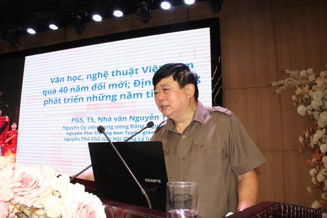 Tại hội nghị, PGS.TS Nguyễn Thế Kỷ đ&atilde; trao đổi nhiều nội dung quan trọng về vai tr&ograve;, vị tr&iacute; của văn h&oacute;a, văn học, nghệ thuật trong sự nghiệp x&acirc;y dựng v&agrave; ph&aacute;t triển đất nước. &Ocirc;ng nhấn mạnh, văn h&oacute;a, văn nghệ kh&ocirc;ng thể t&aacute;ch rời ch&iacute;nh trị, bởi mọi hoạt động s&aacute;ng tạo nghệ thuật đều gắn với đời sống x&atilde; hội, với vận mệnh của d&acirc;n tộc v&agrave; những vấn đề lớn m&agrave; đất nước, qu&ecirc; hương đang quan t&acirc;m (ảnh Quốc Kh&aacute;nh)