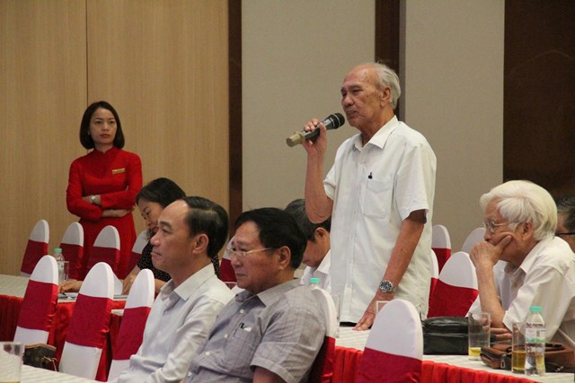 Nh&agrave; thơ Nguyễn Đăng Chế n&ecirc;u c&acirc;u hỏi (ảnh Quốc Kh&aacute;nh)