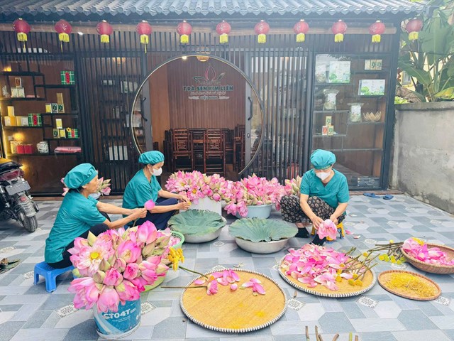 Cơ sở sản xuất của chị Niệm c&ograve;n giải quyết việc l&agrave;m cho nhiều lao động địa phương