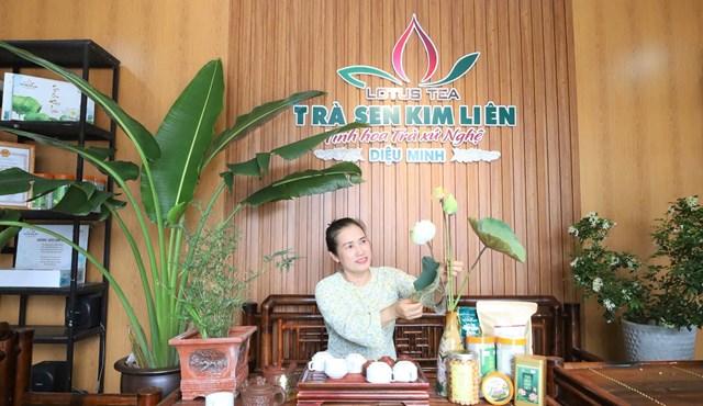 Chị Ho&agrave;ng Thị Niệm đam m&ecirc; với c&ocirc;ng việc của m&igrave;nh