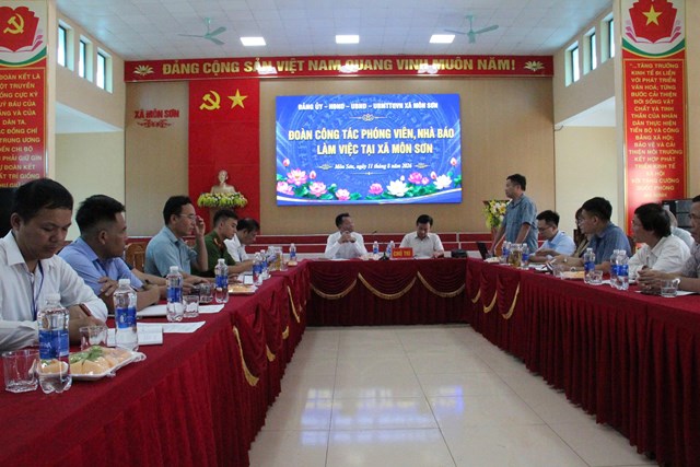 Buổi l&agrave;m việc của đo&agrave;n c&ocirc;ng t&aacute;c ph&oacute;ng vi&ecirc;n nh&agrave; b&aacute;o với l&atilde;nh đạo x&atilde; M&ocirc;n Sơn