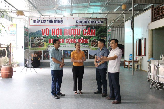 Chị Lương Mai, c&aacute;n bộ Văn h&oacute;a x&atilde; dẫn đo&agrave;n thăm c&aacute;c m&ocirc; h&igrave;nh Homestay bản Xiềng