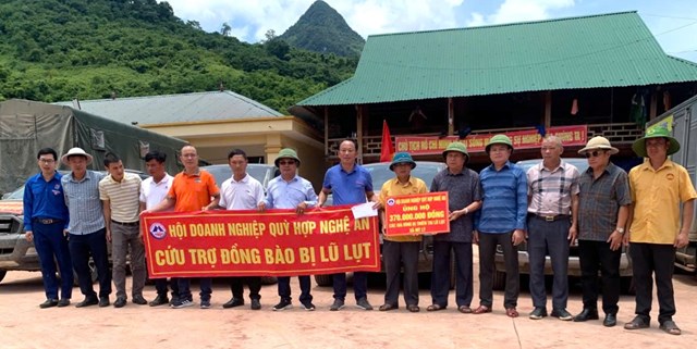 Hội doanh nghiệp Quỳ Hợp hỗ trợ đồng b&agrave;o v&ugrave;ng lũ
