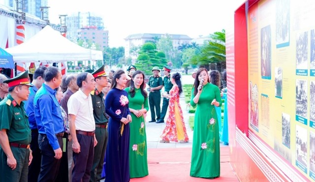 Tại lễ khai mạc, c&aacute;c đại biểu v&agrave; kh&aacute;ch tham quan được nghe thuyết minh, t&igrave;m hiểu những c&acirc;u chuyện ph&iacute;a sau từng h&igrave;nh ảnh, tư liệu. Trong kh&ocirc;ng gian Quảng trường Hồ Ch&iacute; Minh, k&yacute; ức về m&ugrave;a thu độc lập trở n&ecirc;n gần gũi với những ai đến nơi n&agrave;y.
