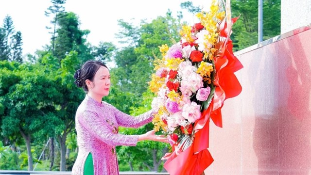 Đại biểu d&acirc;ng hoa l&ecirc;n Tượng đ&agrave;i B&aacute;c Hồ tại Quảng trường Hồ Ch&iacute; Minh