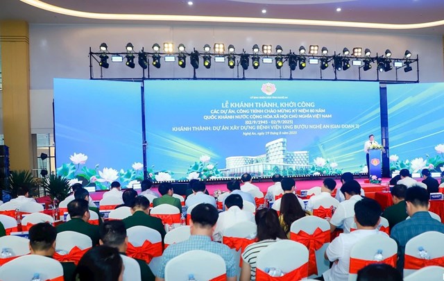 Quang cảnh Lễ kh&aacute;nh th&agrave;nh Bệnh viện Ung bướu Nghệ An s&aacute;ng 19/8