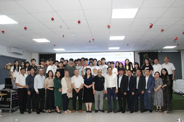 Đo&agrave;n c&ocirc;ng t&aacute;c chụp ảnh lưu niệm tại trường Tư thục Phượng Ho&agrave;ng