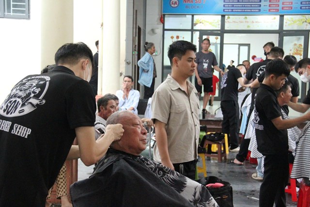 Một buổi cắt t&oacute;c miễn ph&iacute; tại Bệnh viện