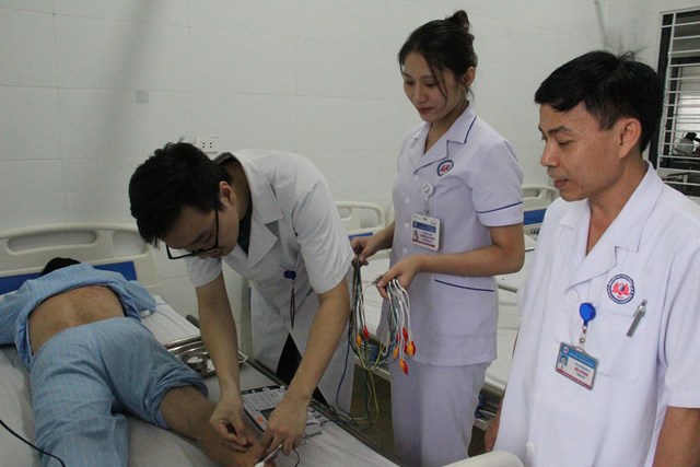 Thạc sĩ B&aacute;c sĩ Chuy&ecirc;n khoa II, Đậu Cử Nh&acirc;n, Trưởng khoa Nội H&ocirc; hấp&nbsp;chủ tr&igrave; điều trị cho bệnh nh&acirc;n

Những cử chỉ l&agrave;m ấm l&ograve;ng bệnh nh&acirc;n như tiếp th&ecirc;m liều thuốc qu&yacute;