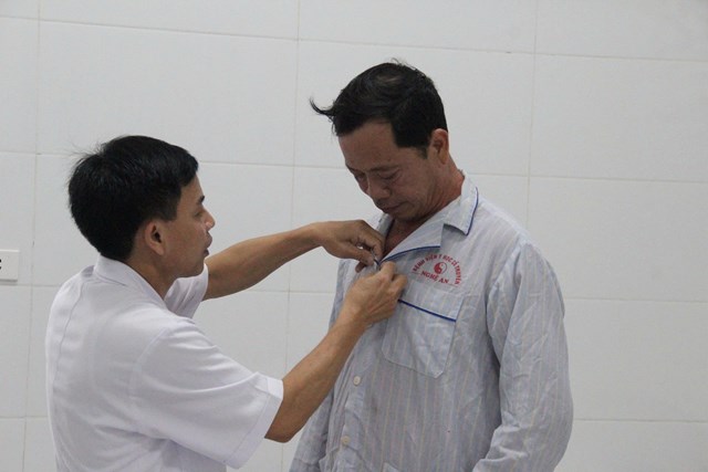 Những cử chỉ l&agrave;m ấm l&ograve;ng bệnh nh&acirc;n như tiếp th&ecirc;m liều thuốc qu&yacute;