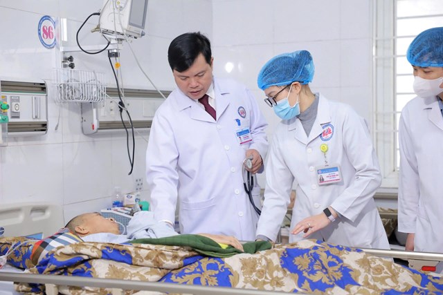 Thầy thuốc Ưu t&uacute;, TS.BSCKII Hồ Văn Thăng, Gi&aacute;m đốc Bệnh viện Y học cổ truyền Nghệ An, thăm hỏi bệnh nh&acirc;n