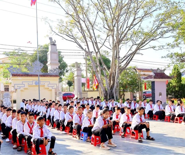 Hằng năm, đền Xu&acirc;n H&ograve;a trở th&agrave;nh &ldquo;lớp học&rdquo; lịch sử của học sinh Trường Tiểu học v&agrave; THCS Long X&aacute;
