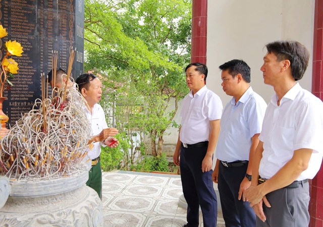 &Ocirc;ng Ho&agrave;ng Đăng H&ugrave;ng, quản l&yacute; ki&ecirc;m thủ từ đền Xu&acirc;n H&ograve;a, nhiều năm gắn b&oacute; với di t&iacute;ch. &Ocirc;ng thường kể những c&acirc;u chuyện về l&aacute; cờ năm xưa
