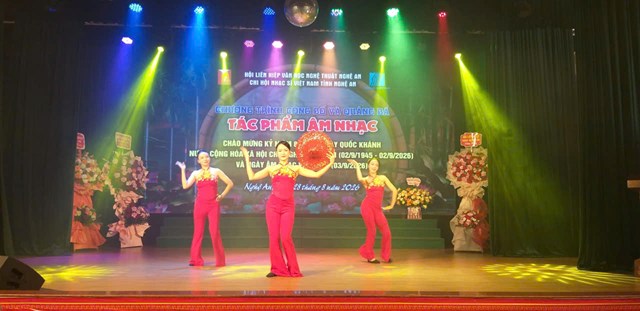 C&aacute;c nghệ sĩ Trung t&acirc;m Nghệ thuật truyền thống Nghệ An v&agrave; Đo&agrave;n văn c&ocirc;ng Qu&acirc;n khu 4 biểu diễn c&aacute;c t&aacute;c phẩm mới