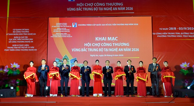 Đại diện l&atilde;nh đạo c&aacute;c sở ban ng&agrave;nh cắt băng khai trương