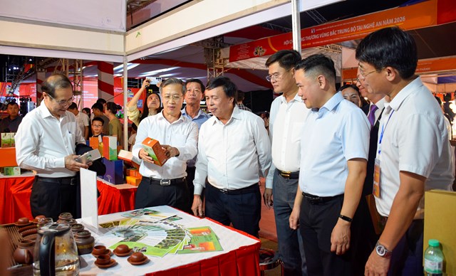 C&aacute;c đại biểu tham quan gian h&agrave;ng sau khi khai mạc hội chợ