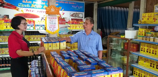 &Ocirc;ng Ho&agrave;ng Đức Thương giới thiệu với PV về quy tr&igrave;nh sản xuất nước mắm Hải Giang 1