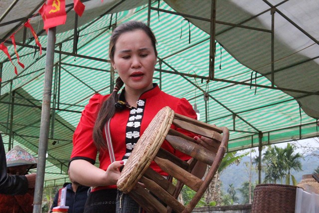 Chị Vy Thị Ki&ecirc;n giới thiệu ghế m&acirc;y do người d&acirc;n qu&ecirc; chị l&agrave;m ra
