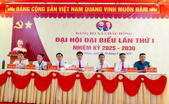 Đo&agrave;n chủ tịch Đại hội Lần thứ Nhất Đảng bộ x&atilde; Ch&acirc;u Hồng