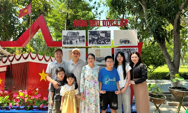 &Ocirc;ng Vinh c&ugrave;ng con ch&aacute;u chụp ảnh lưu niệm trong chuyến trở lại qu&ecirc; B&aacute;c ng&agrave;y 2/9/2026