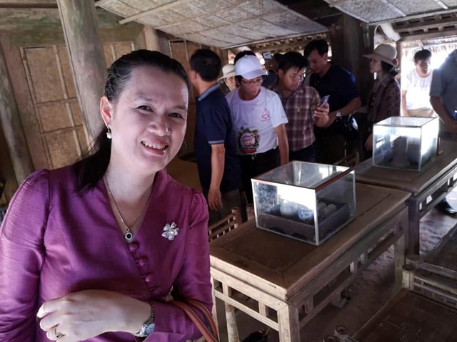 Chị Vinaly&nbsp; ph&oacute;ng vi&ecirc;n Th&ocirc;ng tấn x&atilde; Quốc gia L&agrave;o (KPL) b&agrave;y tỏ niềm tự h&agrave;o v&agrave; x&uacute;c động khi được đặt ch&acirc;n đến ng&ocirc;i nh&agrave; gắn với tuổi thơ Chủ tịch Hồ Ch&iacute; Minh