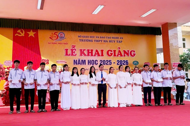 Khen thưởng học sinh c&oacute; điểm đầu v&agrave;o cao tại trường THPT H&agrave; Huy Tập