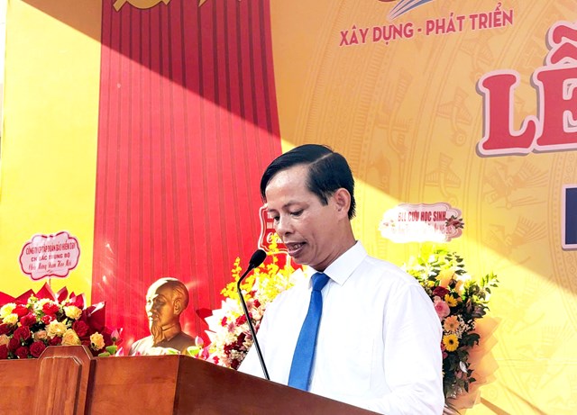 Thầy Cao Thanh Bảo - Hiệu trưởng trường THPT H&agrave; Huy Tập