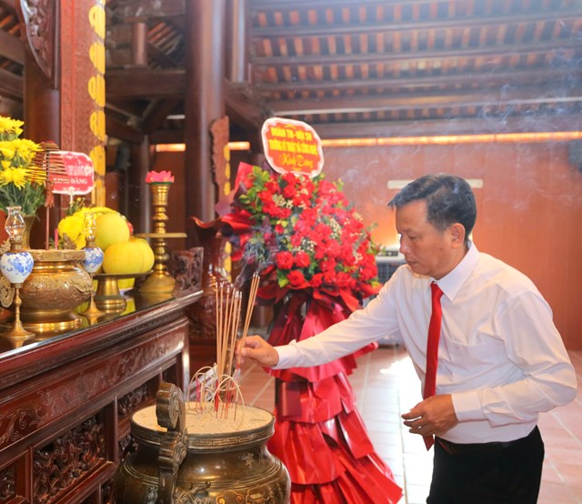C&aacute;c đại biểu k&iacute;nh cẩn nghi&ecirc;ng m&igrave;nh trước anh linh Tổng B&iacute; thư L&ecirc; Hồng Phong