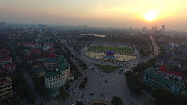 B&igrave;nh minh tr&ecirc;n Quảng trường Hồ Ch&iacute; Minh (Ảnh Quốc Kh&aacute;nh)