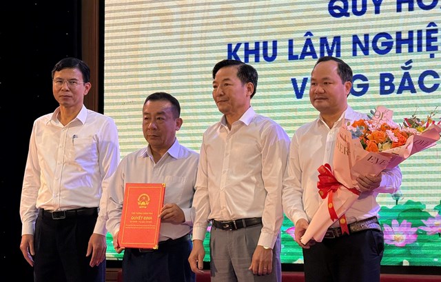 &Ocirc;ng Nguyễn Văn Diện &ndash; Ph&oacute; Cục Trưởng, cục L&acirc;m nghiệp v&agrave; Kiểm l&acirc;m trao quyết định cho l&atilde;nh đạo Tỉnh Nghệ An.