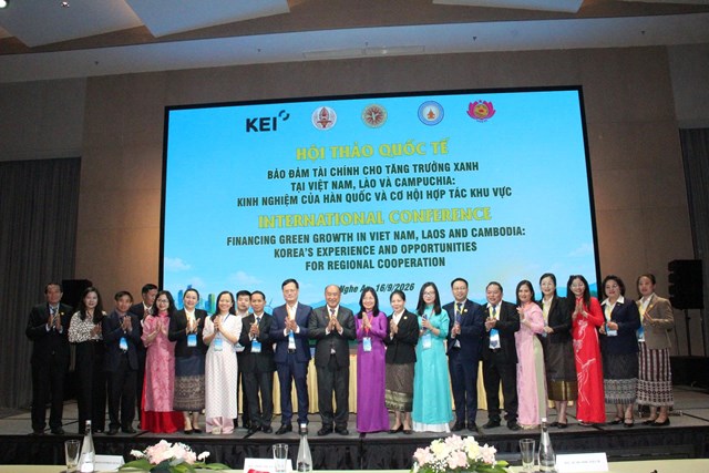 C&aacute;c đại biểu chụp ảnh lưu niệm