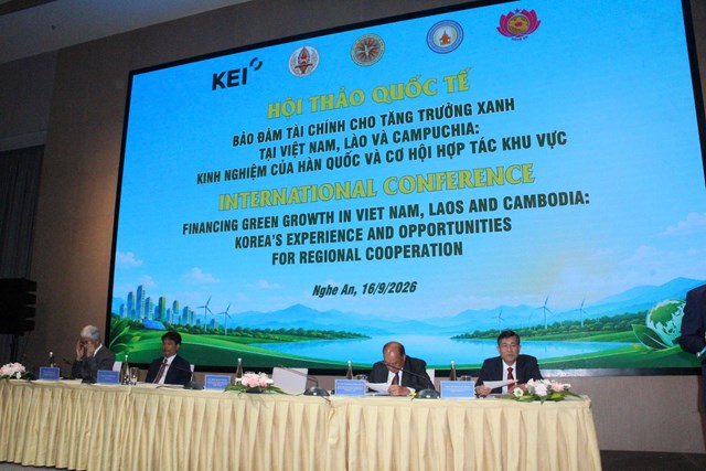 C&aacute;c l&atilde;nh đạo chủ tr&igrave; hội thảo ng&agrave;y 16/9