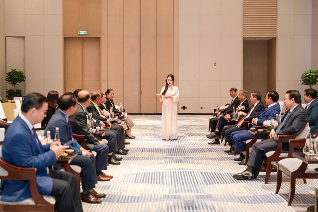 Nghệ nh&acirc;n tr&agrave; Thảo My thuyết tr&igrave;nh về Lam Hương Tr&agrave; trước c&aacute;c vị kh&aacute;ch quốc tế v&agrave;&nbsp; đại diện l&atilde;nh đạo c&aacute;c đo&agrave;n tham gia hội thảo
