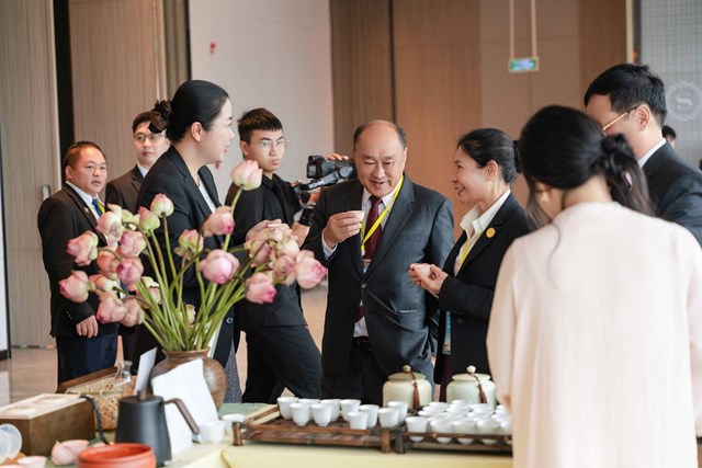 Tiến sĩ Leeber Chủ tịch Viện Khoa học Kinh tế v&agrave; X&atilde; hội Quốc gia L&agrave;o (người mặc Comple đứng giữa) (ảnh Quốc Kh&aacute;nh)