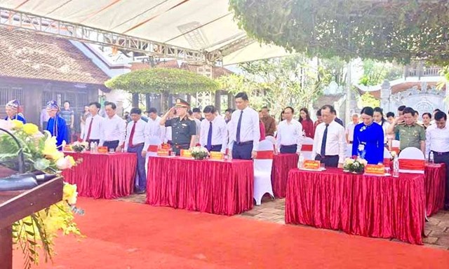 L&atilde;nh đạo v&agrave; nh&acirc;n d&acirc;n c&aacute;c phường, x&atilde;, Nghệ An k&iacute;nh cẩn nghi&ecirc;ng m&igrave;nh tưởng niệm Ho&agrave;ng đế Quang Trung