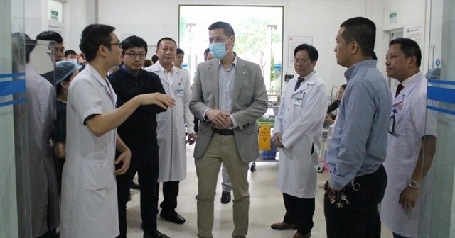 Trao đổi chuy&ecirc;n m&ocirc;n với đồng nghiệp đo&agrave;n c&ocirc;ng t&aacute;c Bệnh viện Đại học Y H&agrave; Nội đến thăm