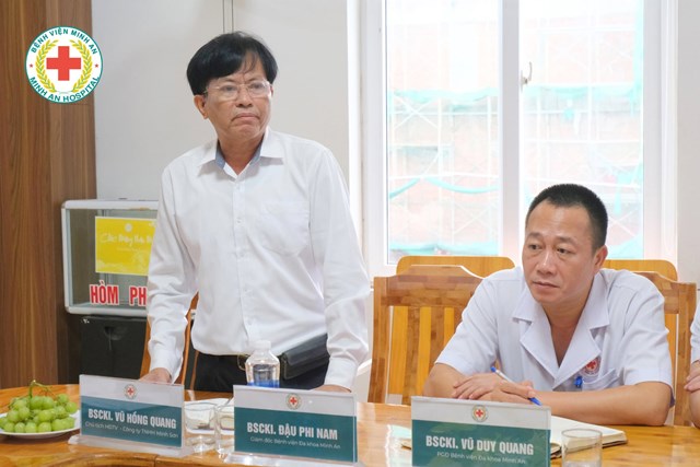 B&aacute;c sĩ Chuy&ecirc;n khoa I Đậu Phi Nam (người đứng) trong buổi giao ban