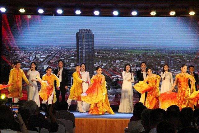 Chương tr&igrave;nh văn nghệ ch&agrave;o mừng khai mạc